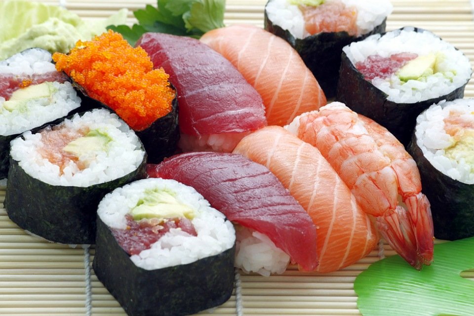 Imagem de Família tailandesa compra sushi que brilha no escuro no megacurioso