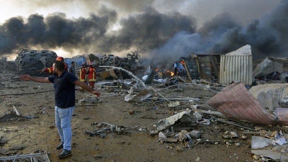 Estragos causados pela explosão ocorrida nesta terça-feira. (EPA/WAEL HAMZEH/BBC News Brasil/Reprodução)