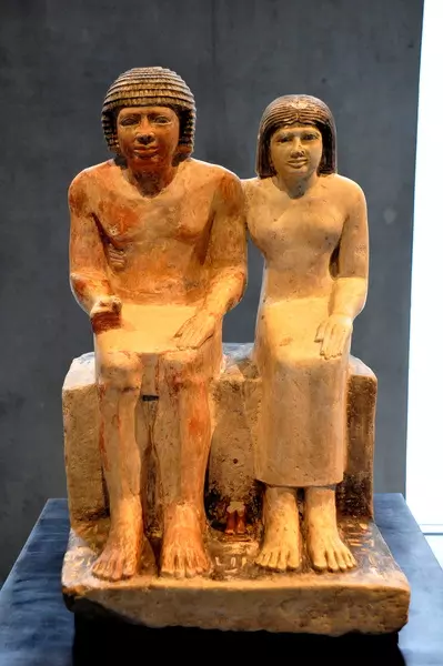 Estátua em pedra calcária de Sabu e sua esposa Meritites (Fonte: State Museum of Egyptian Art/Reprodução)