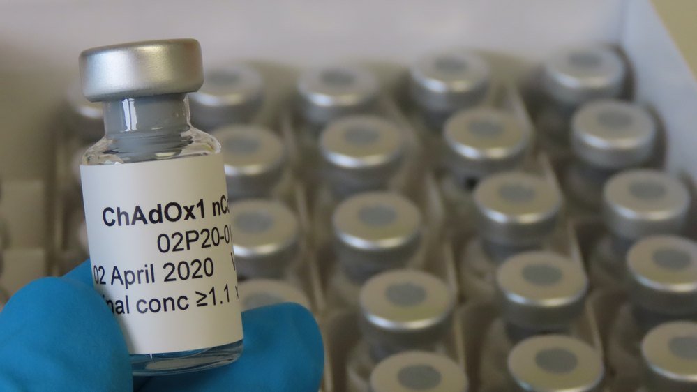 A vacina britânica ChAdOx1 está sendo testada no Brasil.