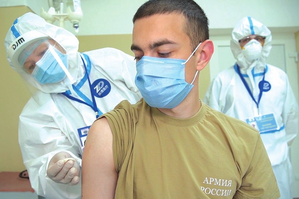 Um voluntário recebe uma dose de vacina durante ensaio clínico de vacina em Moscou.