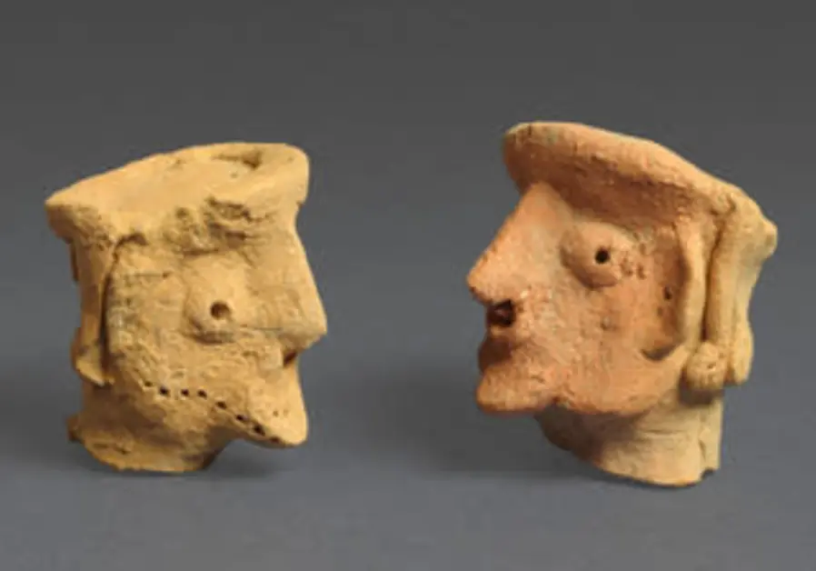 As esculturas têm características que lembram um rosto. (Fonte: The Jerusalem Post)