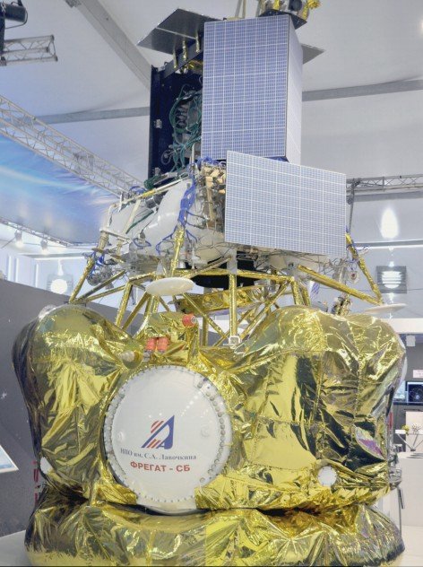 A sonda Luna-25, já aficada ao estágio superior Fregat-M do foguete um foguete Soyuz-2.