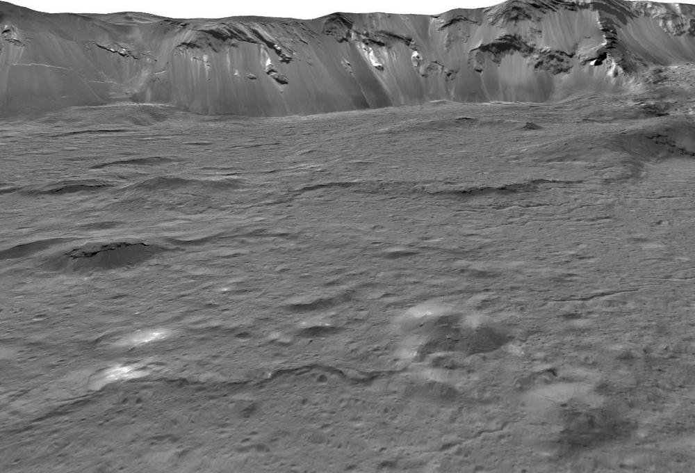 Os pontos brilhantes na cratera Occator são o que restou da água salgada que aflorou à superfície.