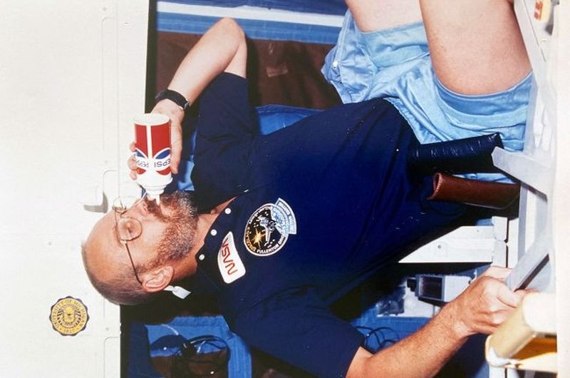 O astronauta Loren Acton experimentando a Pepsi