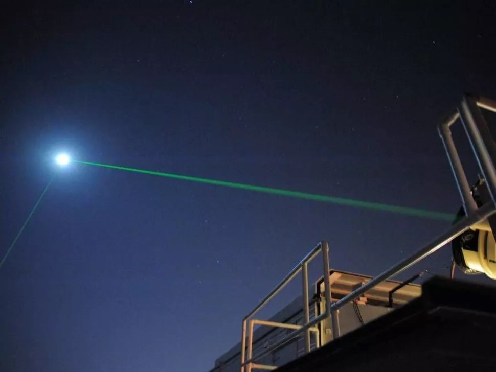 Tentativa de atingir o LRO com luz laser verde a partir de um observatório em Maryland nos EUA (Fonte: NASA/Divulgação)