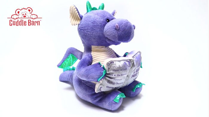 O dragão de pelúcia contador de histórias. (Fonte: Cuddle Barn/Reprodução)