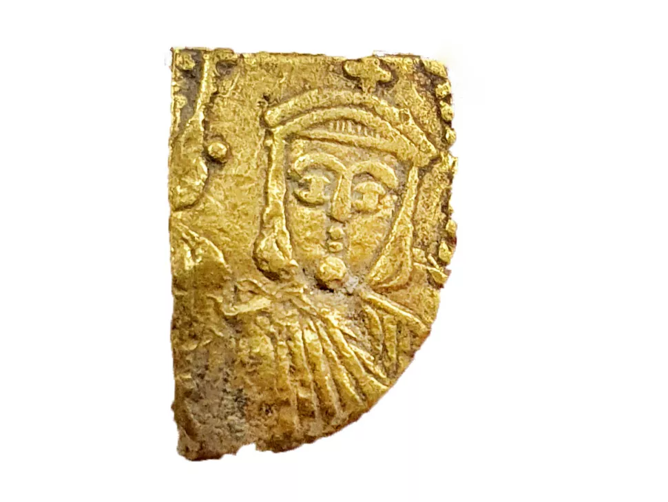 O raro fragmento de moeda bizantina (Fonte: Robert Kool/IAA - Reprodução)