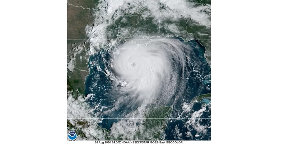 Imagem de satélite da Administração Oceânica e Atmosférica Nacional dos Estados Unidos (NOAA) mostra a tempestade se movimentando sobre o Golfo do México nesta quarta-feira (26)