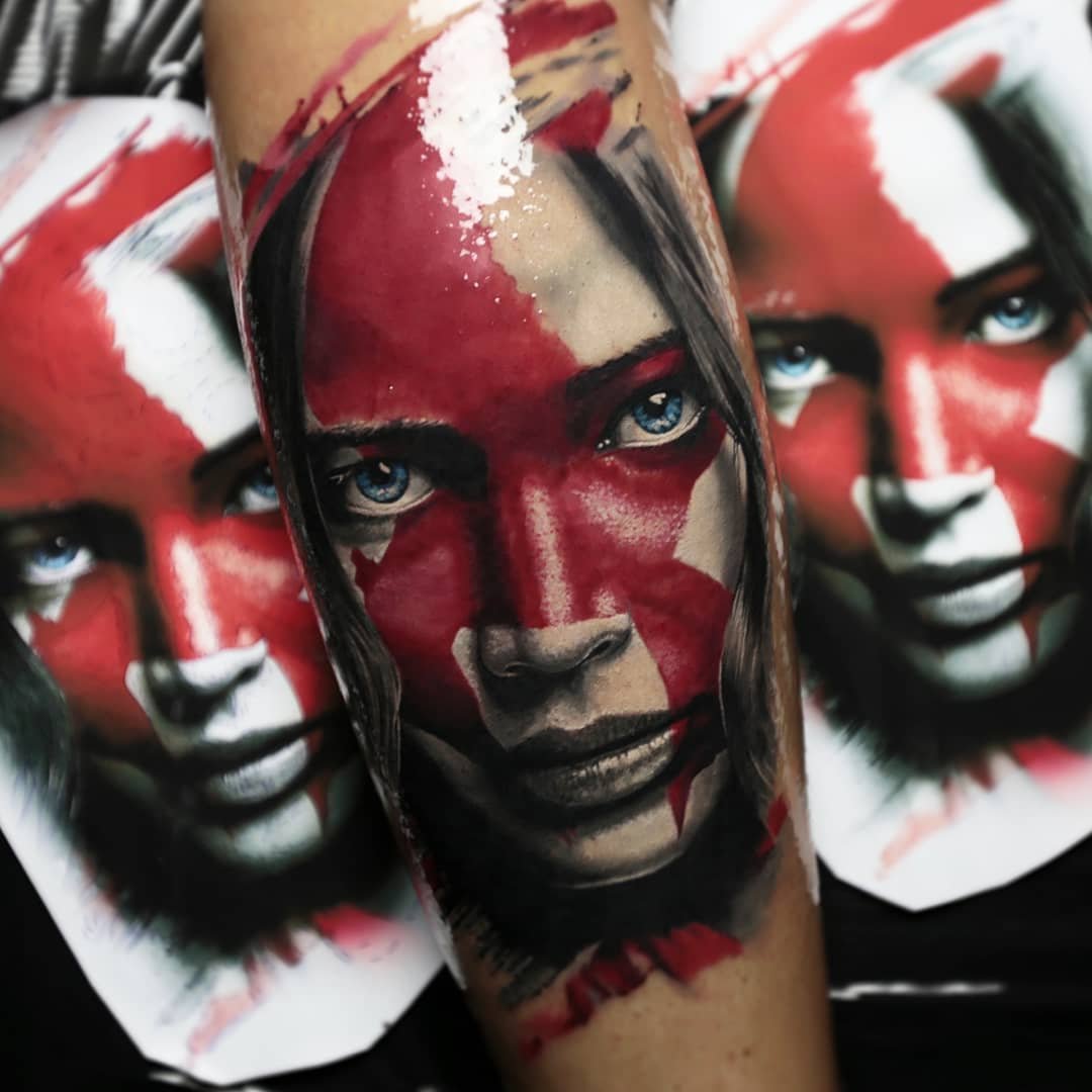 Com uma tatuagem dessa, a pessoa está pronta para os Jogos Vorazes! (Fonte: Instagram @olegatattoo/Reprodução)