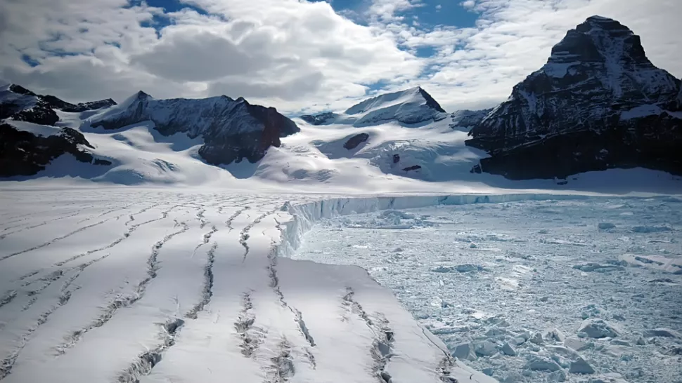 Formação de fraturas nas plataformas de gelo (Fonte: Shutterstock)