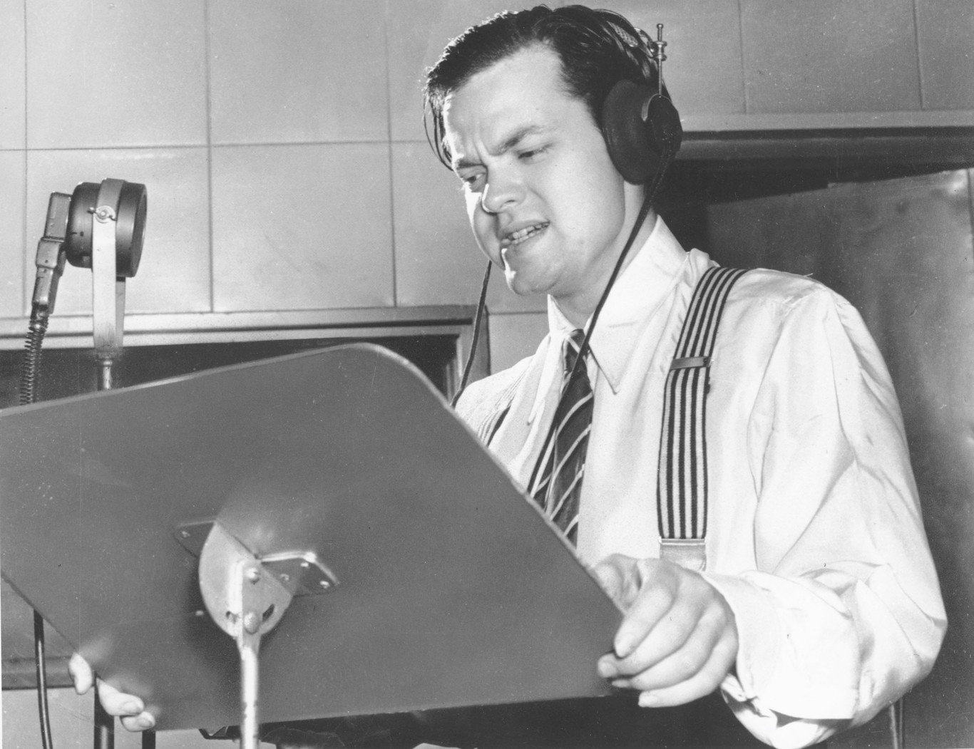 Transmissão de rádio por Orson Welles comunicando uma invasão alienígena falsa em "Guerra dos Mundos" (Fonte: Magnet/Xataka/Reprodução)