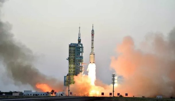 Missão chinesa secreta retorna à Terra após dois dias no ...
