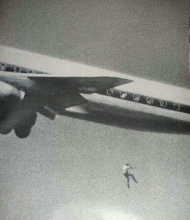 Keith Sapsford caindo do avião. (Fonte: Hypeness/Reprodução)