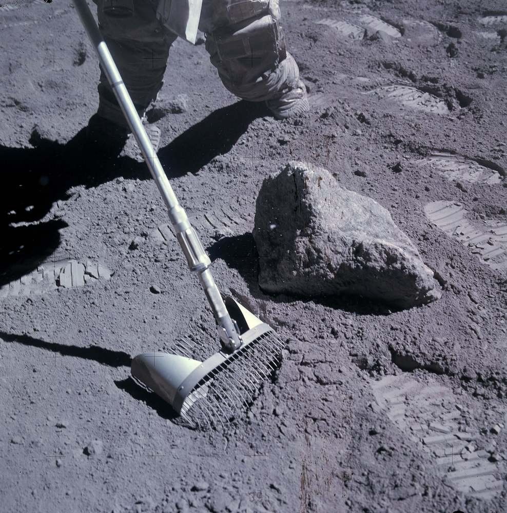 Amostras do regolito lunar foram trazidas pelas missões Apolo (na foto, o astronauta John Young recolhe a poeira lunar).