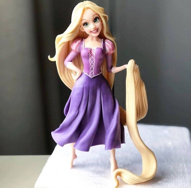 O vestido esvoaçante da Rapunzel demonstra a atenção aos detalhes da confeiteira russa (Fonte: Instagram/Reprodução)