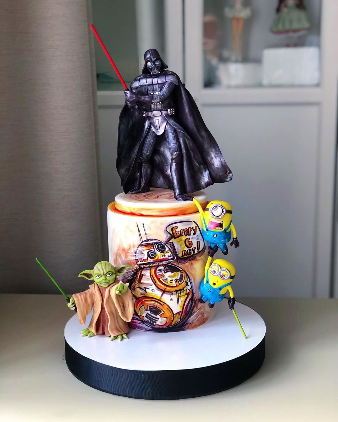 A gente não entendeu o que os minions estão fazendo num bolo de Star Wars... Mas as figuras estão ótimas! (Fonte: Instagram/Reprodução)