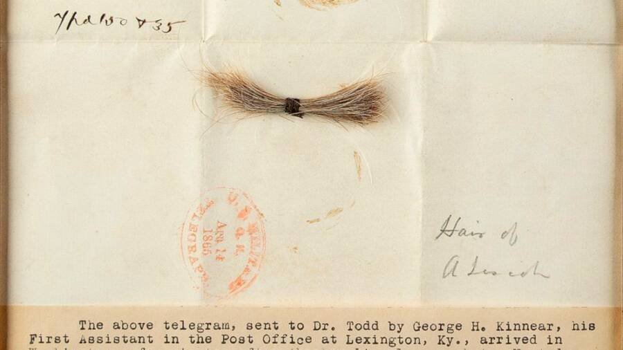 A pequena mecha com a letra do médico com os dizeres: "Cabelo de A. Lincoln". (Fonte: RRAuction / Divulgação)