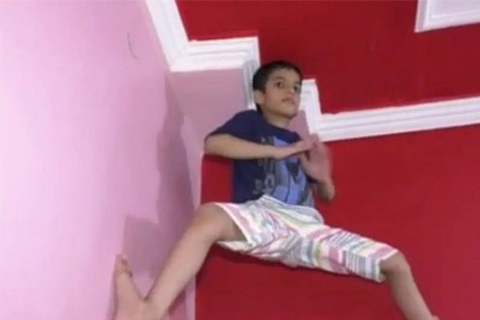 Imagem de 'Homem-Aranha' indiano viraliza ao escalar paredes sem dificuldades no megacurioso