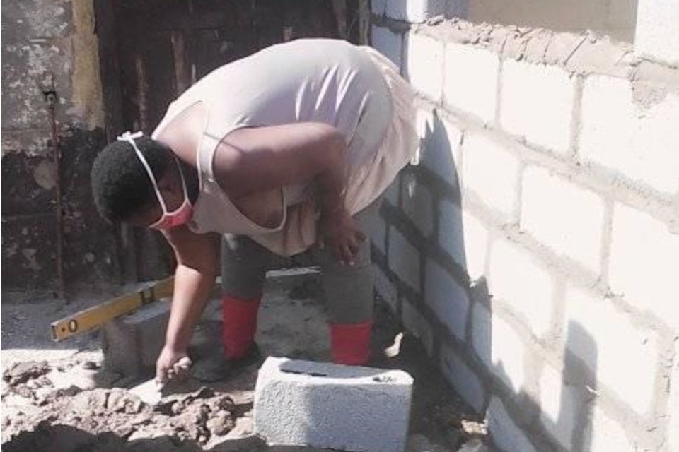 Imagem de Mulher de 26 anos viraliza ao construir sozinha sua própria casa no megacurioso