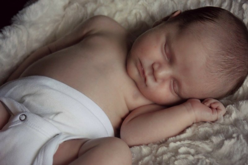 Bebês necessitam dormir mais para o cérebro se fortalecer.
