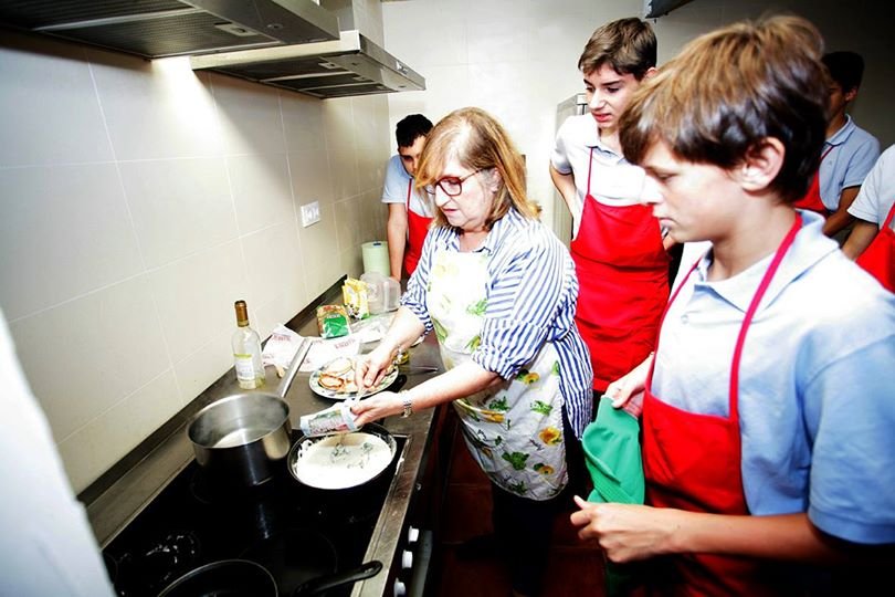 Meninos aprendendo tarefas na cozinha