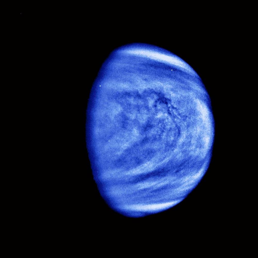 As nuvens sulfúricas de Vênus aparecem coloridas artificialmente em azul na imagem capturada pela sonda Galileo em fevereiro de 1990.