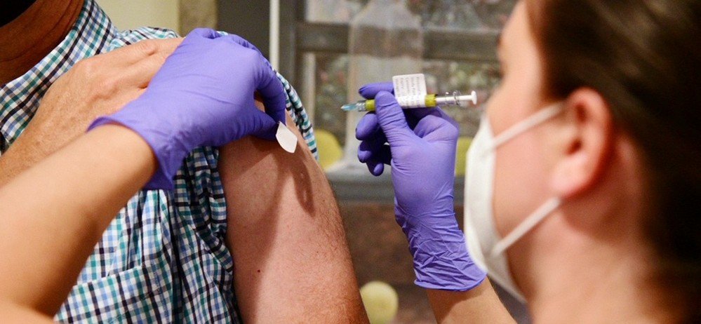 Voluntário recebe a dose única da vacina desenvolvida pelo laboratório belga Janssen.