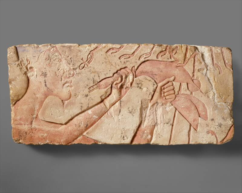 Aquenáton sacrificando um pato. (Fonte: Metropolitan Museum of Art/Reprodução)