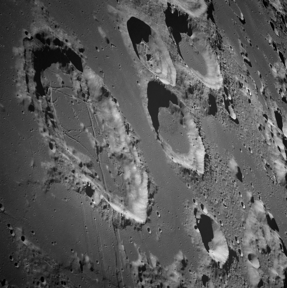 Meteoroides não são os responsáveis pela crosta da Lua ser magnetizada (em primeiro plano, a grande cratera Goclenius).