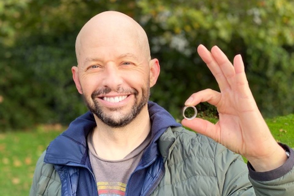 Imagem de Jon Cryer tem sua aliança de casamento localizada por profissional no megacurioso