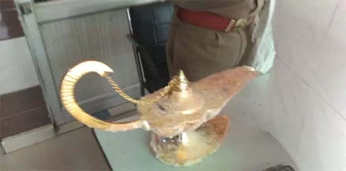 Dois homens são presos na Índia por vender 'lâmpada mágica' para médico  local