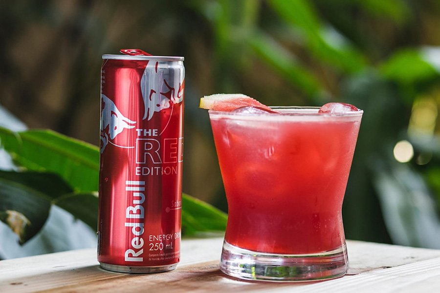 O fabricante recomenda a mistura apenas com sucos naturais para compor drinks. (Fonte: Red Bull/Divulgação)
