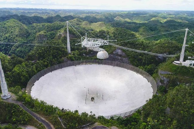 A antena do radiotelescópio tem 305 metros de diâmetro. (Fonte: Universidade da Flórida Central)