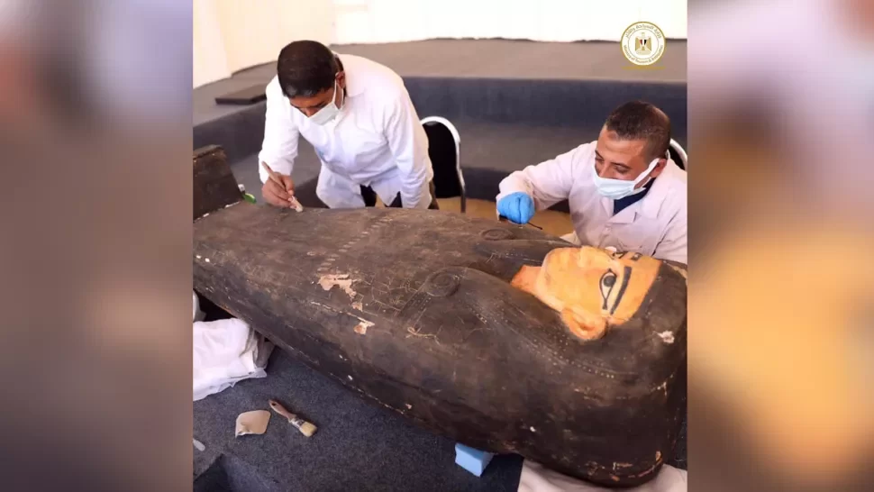 Arqueólogos avaliam as novas múmias encontradas em Sacará.