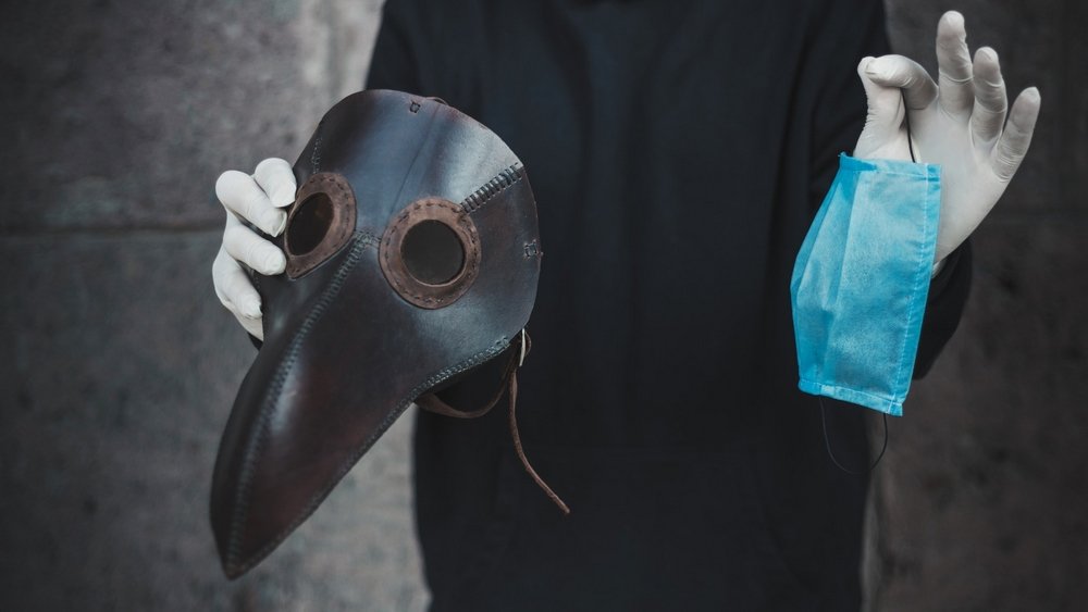 Máscara utilizada durante as epidemias da Idade Moderna x máscara descartável atual