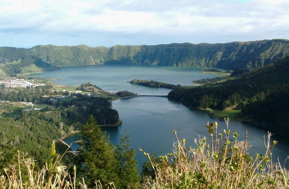 Caldeira das Sete Cidades na ilha de São Miguel, em Açores (Portugal)