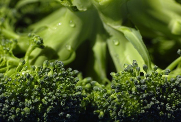 Vegetais verdes escuros, como no exemplo, o brócolis, contendo: Vitamina A e C.