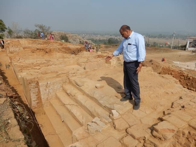 O departamento de arqueologia do estado decidiu erguer um galpão sobre as estruturas escavadas para evitar a degradação natural. (Fonte: Revista Galileu / Reprodução)