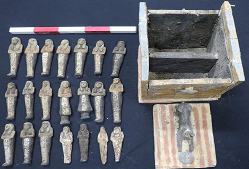 Alguns objetos de adoração encontrados junto às tumbas.