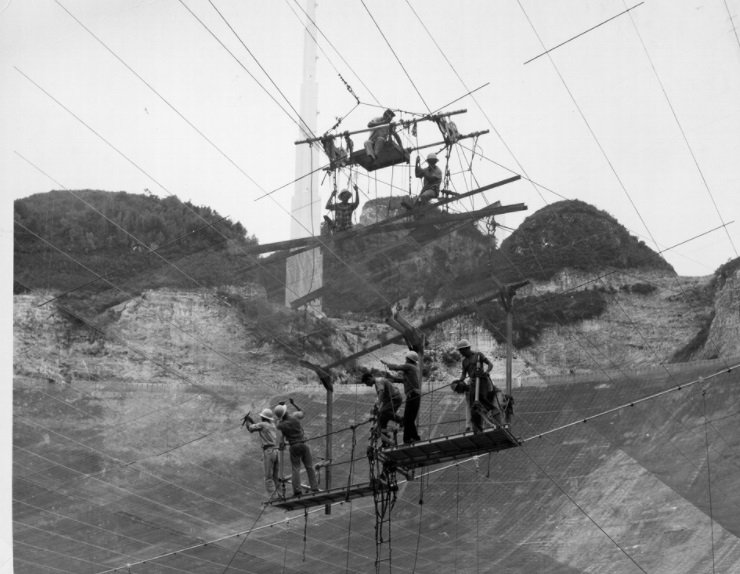 A instalação dos cabos originais, em 1963.