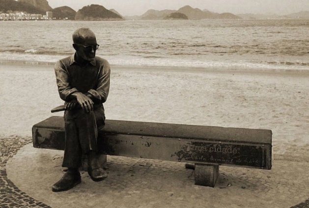 Drummond imortalizado em forma de estátua na praia de Copacabana, no Rio de Janeiro.
