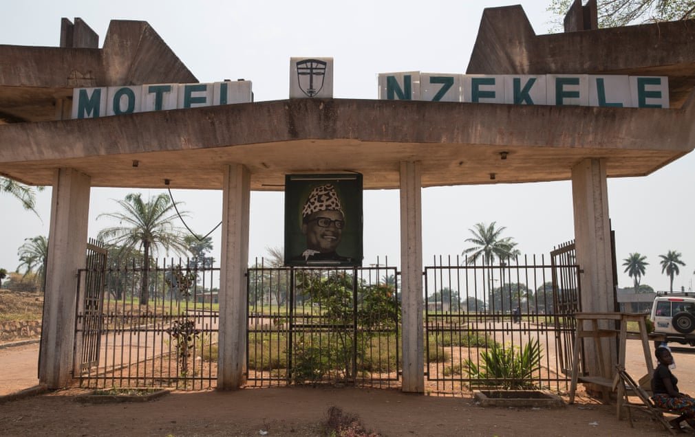 O Motel Nzekele já foi um luxuoso resort cinco estrelas (Fonte: The Guardian/Reprodução)