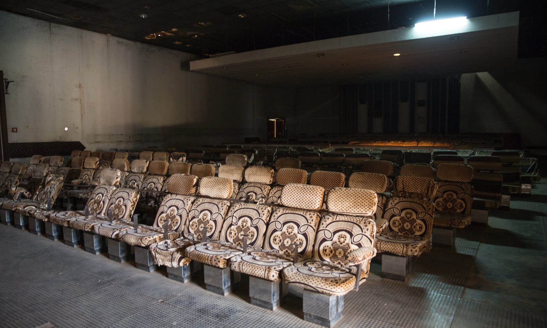 Nem as cadeiras do cinema do Hotel sobreviveram à ação do tempo (Fonte: The Guardian/Reprodução)