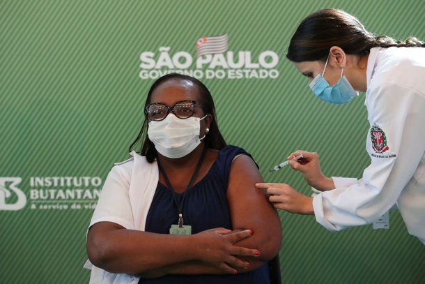 A enfermeira Monica Calazans, de São Paulo, foi a primeira brasileira vacinada, em 17 de janeiro (Fonte: R7.com)