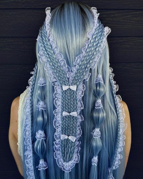 Este penteado foi inspirado nos vestidos de uma subcultura japonesa