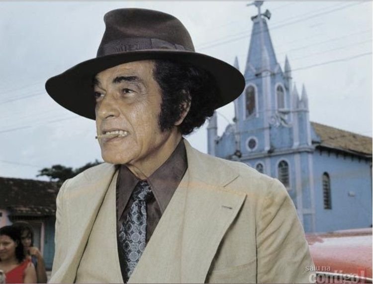O personagem-título é Odorico Paraguaçu, que se elege prefeito da cidadezinha de Sucupira (Fonte: Memória Globo)