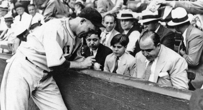 Al e o filho Sonny (à esquerda) durante um jogo de beisebol em Chicago (Fonte: Associated Press/Reprodução)