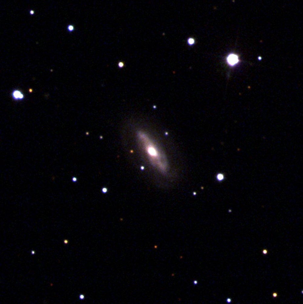 A galáxia J0437 + 2456 é o lar de um buraco negro supermassivo andarilho.
