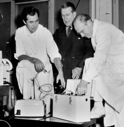 Senning, Elmqvist e um colega médico durante testes em 1954 (FonteL WIkimedia Commons)